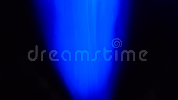 4K镜头抽象蓝色五颜六色的火焰油漆油墨背景视频的预览图