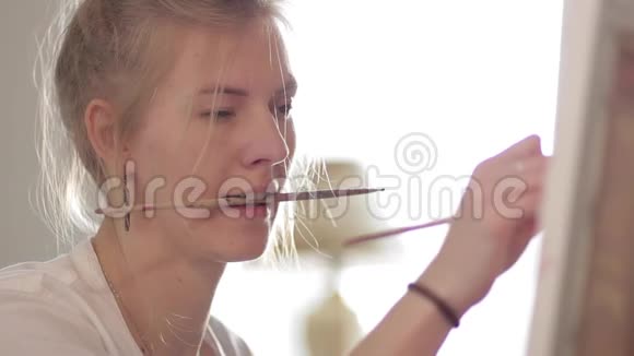 女孩拿着牙刷画肖像视频的预览图