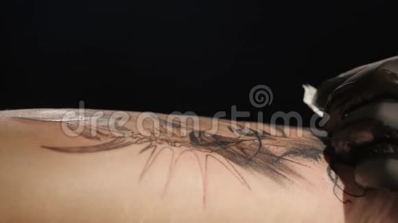 纹身艺术家在工作室做纹身纹身在身体上快关门时间唇视频的预览图