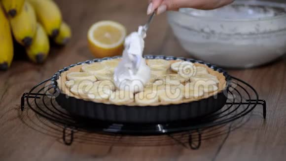加焦糖和香蕉的香蕉蛋糕加鲜奶油的香蕉派视频的预览图