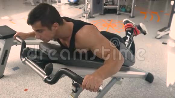 运动员在健身房用模拟器训练肩部视频的预览图