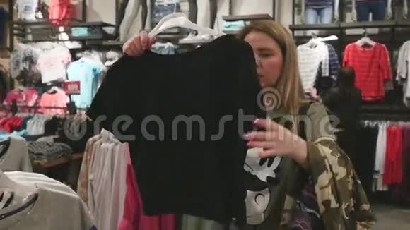 金发女郎在女装服装店购物视频的预览图