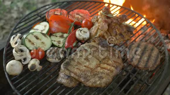 肉和蔬菜放在烤架上背景是火和烟一道菜肉放在骨头上白肉视频的预览图