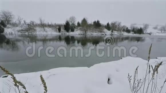 湖面结冰了视频的预览图