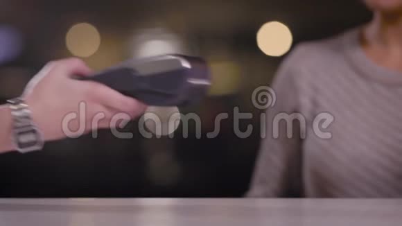 顾客和服务器在咖啡厅用机器付款的作物视图视频的预览图