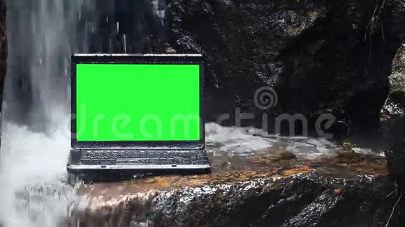 瀑布下的笔记本电脑视频的预览图