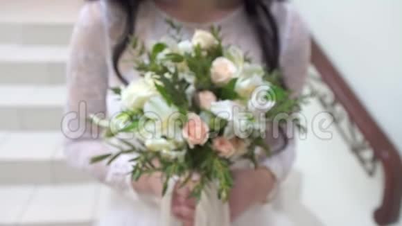 新娘手中的婚礼花束概念视频的预览图