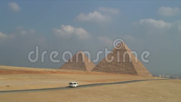 开车到吉萨金字塔的路上视频的预览图