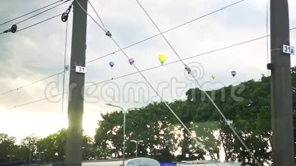 日落时的天空和空中飞行在空中飞行热气球视频的预览图