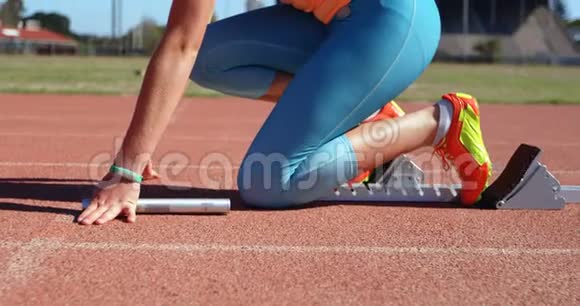女运动员在4k跑道上起跑视频的预览图