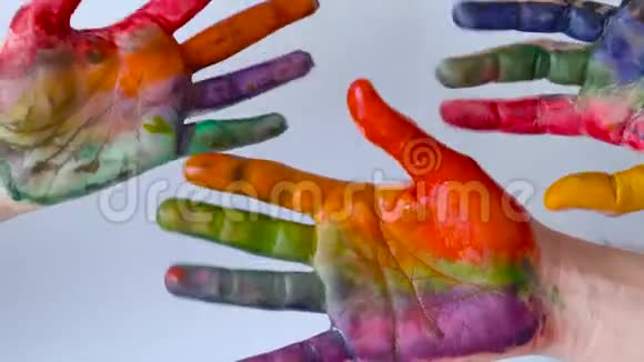 创意概念彩绘双手欢快地移动手指视频的预览图
