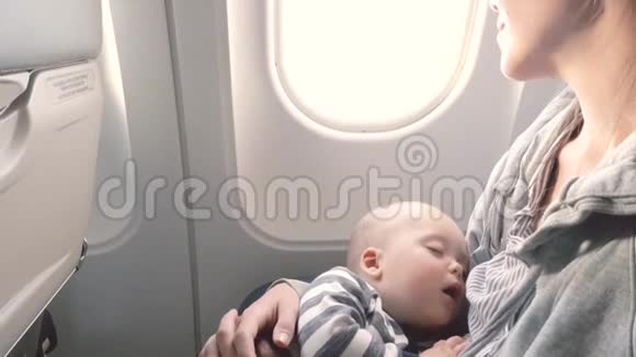 婴儿抱着妈妈在飞机上睡觉视频的预览图