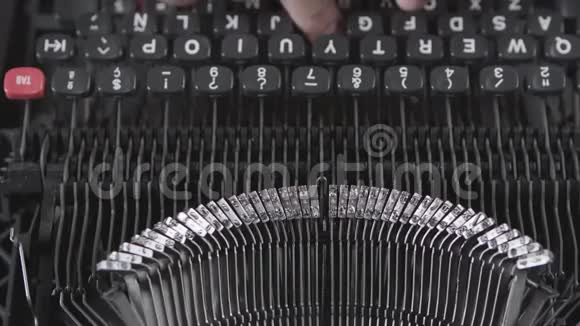 旧打字机的细节在老式打字机上打字视频的预览图