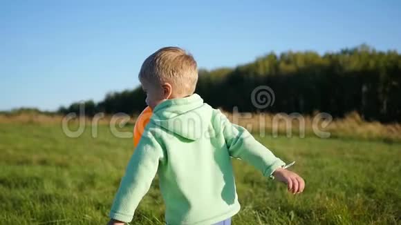 快乐男孩在公园里玩气球散步和户外活动视频的预览图