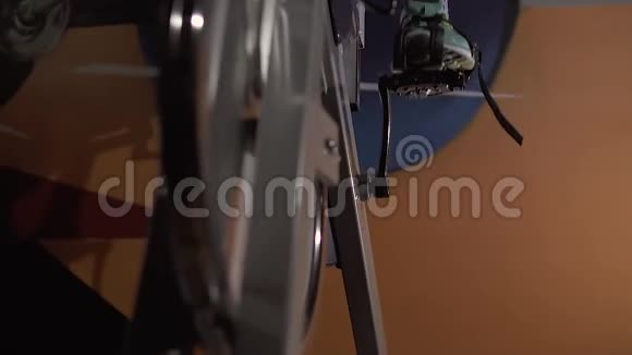 自行车模拟器的特写和有力的女性腿转动踏板视频的预览图