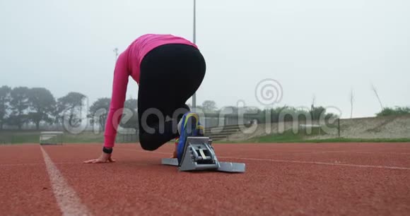 女运动员在4k跑道上起跳视频的预览图