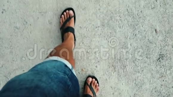 穿上凉鞋那个走在海滩上的人视频的预览图