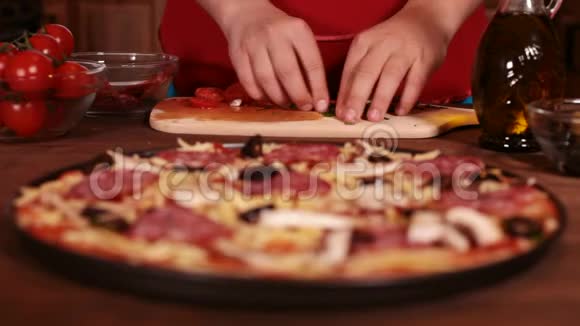 披萨制作的各个阶段放上切碎的韭菜视频的预览图