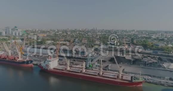 港口的货船海港的大型船只和起重机从空中俯瞰大型工业港口的全景视频的预览图