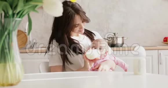母亲用奶瓶喂新生儿视频的预览图
