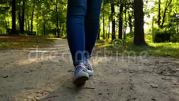 特写少女漫步森林视频的预览图