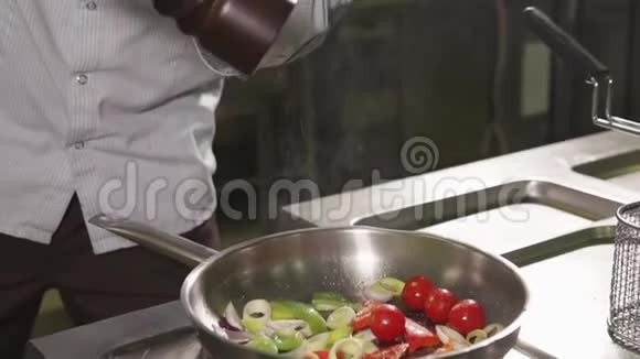 锅上炒菜的过程视频的预览图