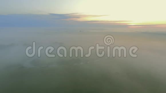 带雾的河谷德伦的航班视频的预览图