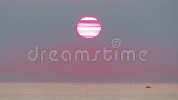 太阳从海上升起时间流逝视频的预览图
