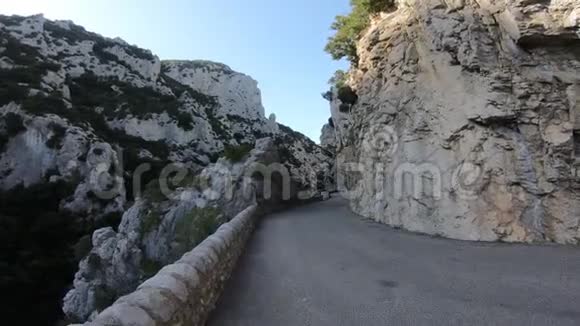 法国东比利牛斯山脉加拉莫斯峡谷的山路视频的预览图