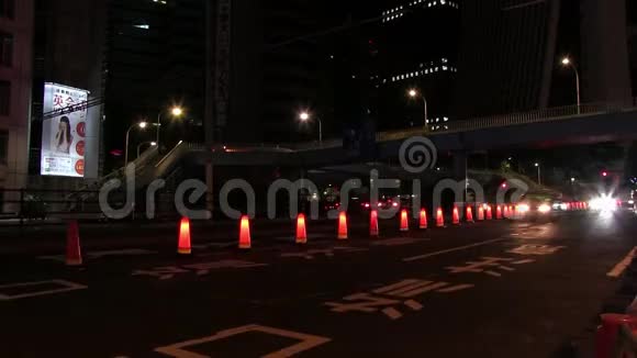 东京商业城的夜间城市街道视频的预览图
