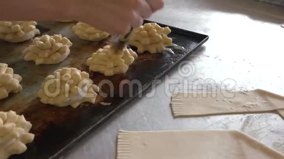 女性面包师玻璃面团与蛋黄视频的预览图