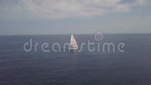 空中4K画面豪华双体船在蓝海中航行视频的预览图
