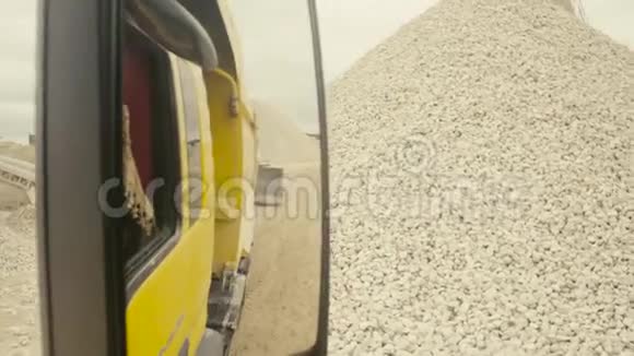 从卡车里拍摄的采石场的作品视频的预览图