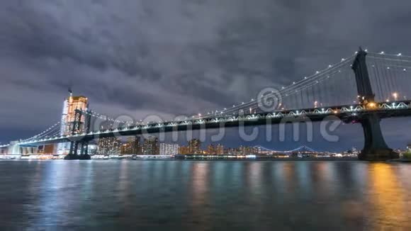 曼哈顿天际线和曼哈顿桥在晚上时光流逝背景上的高楼大厦纽约纽约视频的预览图