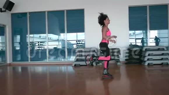 快乐的女人在健身房里穿着kangoo鞋跑步视频的预览图