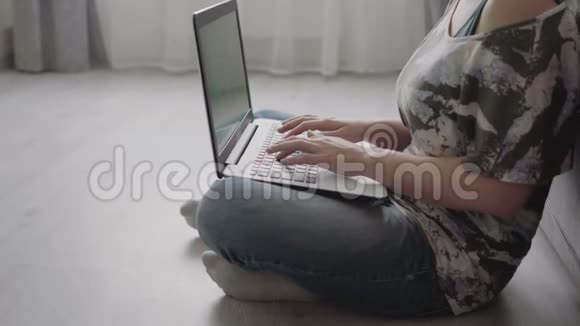在家工作的女人在地板上视频的预览图