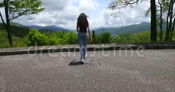 漫游和旅行概念与空间为文本女旅行者在山顶上跳跃展示手势视频的预览图