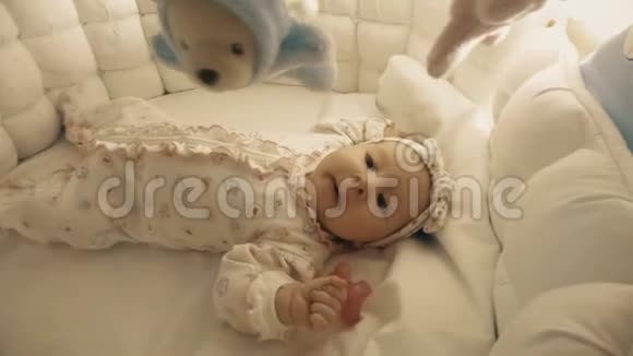 刚出生的小女孩要睡在自己的床上视频的预览图
