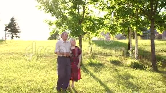 老爷爷老奶奶在公园里散步慢悠悠视频的预览图