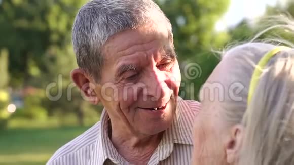 快乐爷爷和他妻子在公园的肖像视频的预览图