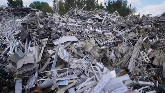 一大堆垃圾将被回收以保护环境和回收有色金属视频的预览图