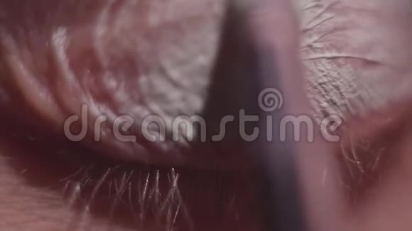 涂粉底的女孩用小刷子做眼睑霜视频的预览图