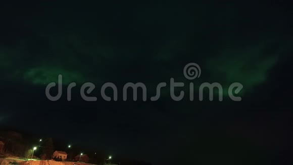 非常多云的夜晚和北极光视频的预览图