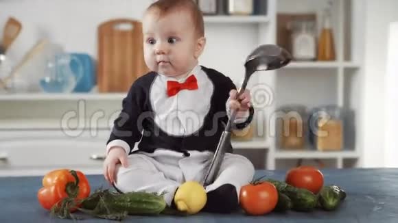 小厨师端着瓢菜坐着视频的预览图