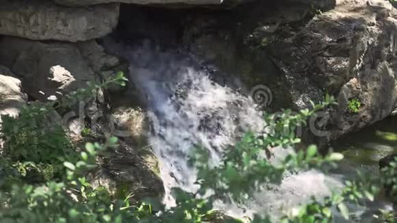 森林深处的瀑布天然瀑布在巨大的石头中缓慢的运动镜头视频的预览图