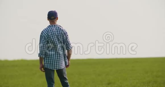 劳累的农夫在农场散步时伸展身体视频的预览图