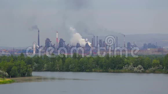 冶金和石油工厂河外的城市景观视频的预览图