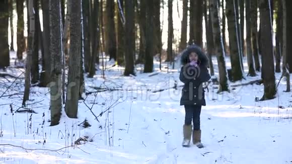 这孩子在冬天的树林里视频的预览图