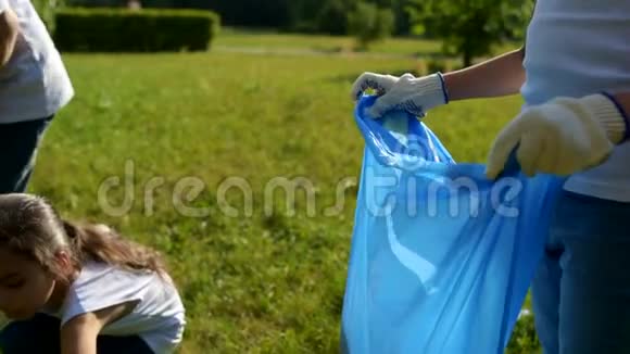 在公园打扫垃圾的孩子们身上视频的预览图