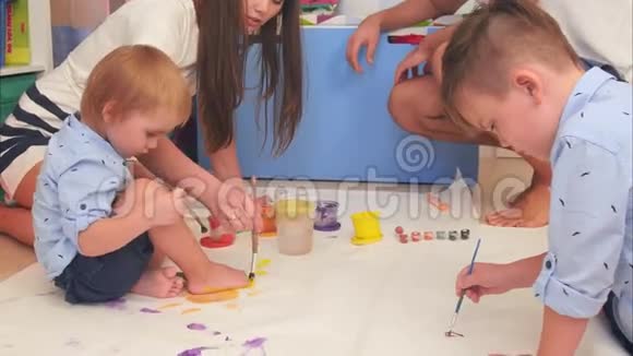两个弟弟和他们的父母用水彩作画视频的预览图